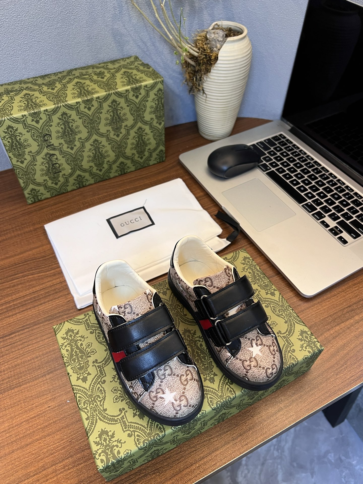 Children's shoes child